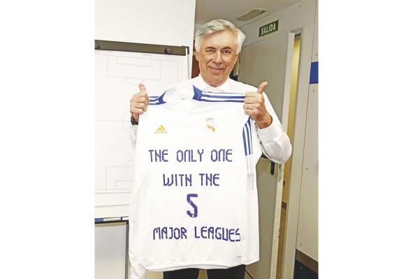 Carlo Ancelotti, que viene de conquistar su quinto título de liga de los principales torneos europeos, se asesora de los conocimientos de su joven hijo Davide Ancelotti. Carlo Ancelotti, que viene de conquistar su quinto título de liga de los principales torneos europeos, se asesora de los conocimientos de su joven hijo Davide Ancelotti.