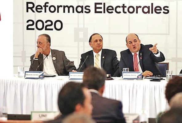 Escoffery (izq.) salvó el voto, Araúz (c) y Juncá (der.) decidieron mantenerle el fuero al expresidente Martinelli. Escoffery (izq.) salvó el voto, Araúz (c) y Juncá (der.) decidieron mantenerle el fuero al expresidente Martinelli.