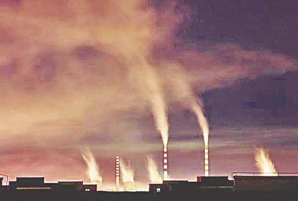 Chimeneas de una planta de energía de carbón emiten humo, en una imagen de archivo en China. Chimeneas de una planta de energía de carbón emiten humo, en una imagen de archivo en China.