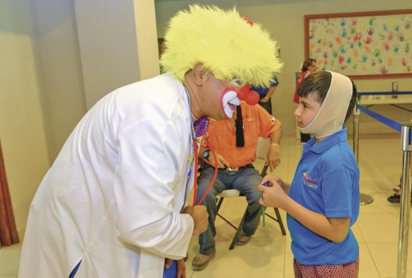 Médicos de la fundación se visten de payasos para hacer menos traumática la atención a los niños. Médicos de la fundación se visten de payasos para hacer menos traumática la atención a los niños.