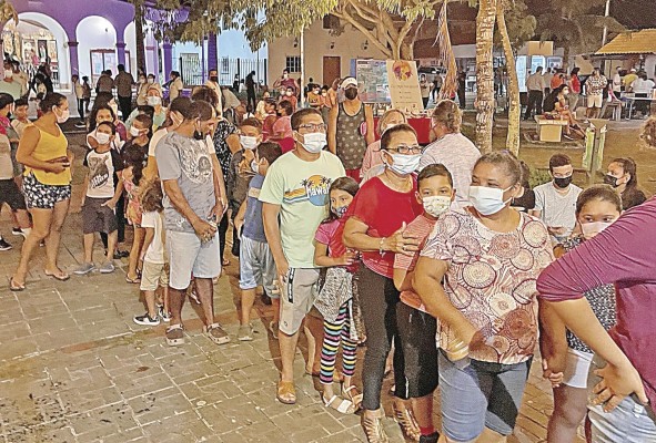 Familias completas acudieron a buscar su juego en la comunidad de Pedasí Familias completas acudieron a buscar su juego en la comunidad de Pedasí
