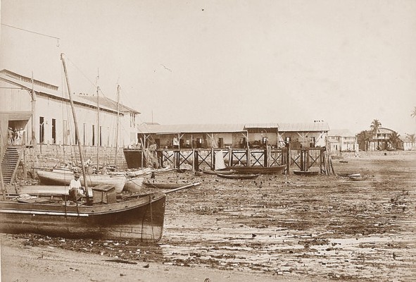 La variabilidad de las mareas y el poco calado que existía en las proximidades de la ciudad de Panamá hicieron difícil la habilitación de un puerto para buques de alto calado, los cuales históricamente debían fondear en las cercanías de las islas Naos, Perico y Flamenco. En esta fotografía, una vista del muelle del mercado en 1886, durante la marea baja. La variabilidad de las mareas y el poco calado que existía en las proximidades de la ciudad de Panamá hicieron difícil la habilitación de un puerto para buques de alto calado, los cuales históricamente debían fondear en las cercanías de las islas Naos, Perico y Flamenco. En esta fotografía, una vista del muelle del mercado en 1886, durante la marea baja.