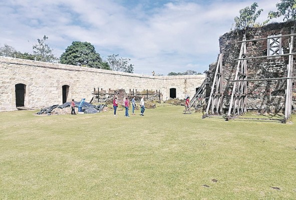 Turistas visitan el castillo en esta época de verano. Turistas visitan el castillo en esta época de verano.