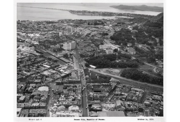 Vista de la ciudad de Panamá en la década de 1950. En la imagen los barrios de Calidonia, Santa Ana, del lado panameño, y el barrio de Balboa en la antigua Zona del Canal. Sería esta una de las áreas de mayor contacto entre las dos sociedades que dividían el límite impuesto por los estadounidenses con el tratado de 1903. Vista de la ciudad de Panamá en la década de 1950. En la imagen los barrios de Calidonia, Santa Ana, del lado panameño, y el barrio de Balboa en la antigua Zona del Canal. Sería esta una de las áreas de mayor contacto entre las dos sociedades que dividían el límite impuesto por los estadounidenses con el tratado de 1903.