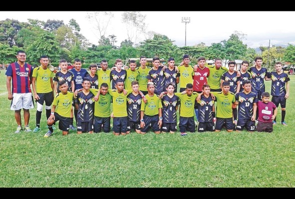 El Olympic realizó una serie con las fuerzas básicas del Saprissa en 2015, en el que estuvo Azael Brown (agachado con cabello pintado). El Olympic realizó una serie con las fuerzas básicas del Saprissa en 2015, en el que estuvo Azael Brown (agachado con cabello pintado).