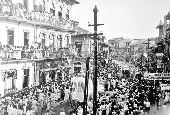 Desfile de carrozas en la avenida Central durante el carnaval, ciudad de Panamá. Circa 1920. Desfile de carrozas en la avenida Central durante el carnaval, ciudad de Panamá. Circa 1920.