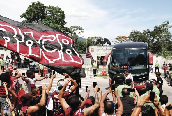 Alrededor de 10,000 fanáticos del Flamengo se han dado el lujo de viajar a Doha, Catar. Alrededor de 10,000 fanáticos del Flamengo se han dado el lujo de viajar a Doha, Catar.