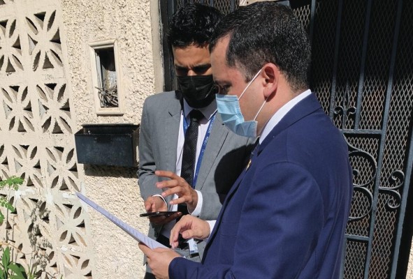Juan Cajar acudió a la Casa de Paz acompañado de Orestes Arenas, abogado de la Universidad de Panamá. Juan Cajar acudió a la Casa de Paz acompañado de Orestes Arenas, abogado de la Universidad de Panamá.