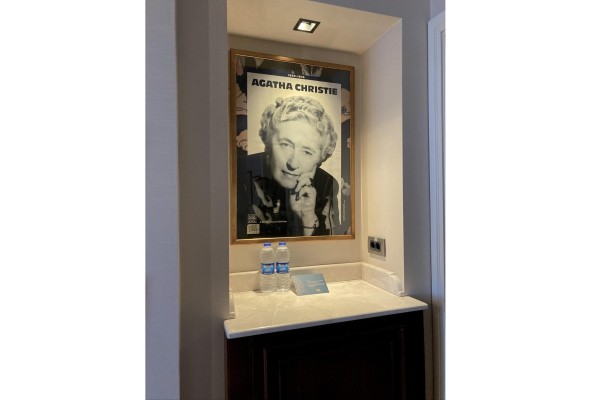 Fotografía de Agatha Christie en su habitación, en el hotel Pera Palace Fotografía de Agatha Christie en su habitación, en el hotel Pera Palace