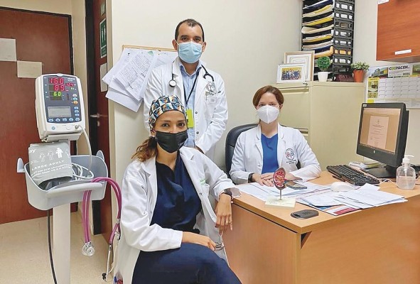 La Dra. Maydelin Pecchio, infectóloga, y el Dr. Norman Bustamante, nefrólogo, trabajan con la Dra. Courville en investigaciones clínicas. La Dra. Maydelin Pecchio, infectóloga, y el Dr. Norman Bustamante, nefrólogo, trabajan con la Dra. Courville en investigaciones clínicas.