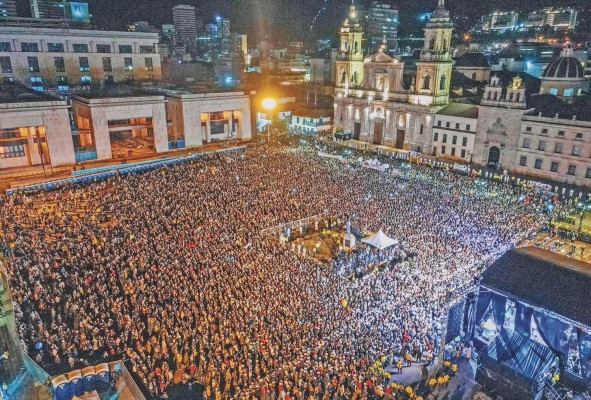 Una abarrotada Plaza Bolívar' en el cierre de campaña Una abarrotada Plaza Bolívar' en el cierre de campaña