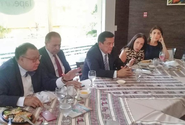 Ulloa en la reunión con miembros del MAG. Ulloa en la reunión con miembros del MAG.