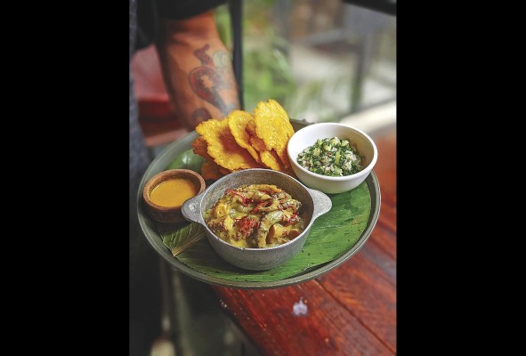 Curry caribeño de pulpo a la brasa con patacones, picante y ensaladita. Fonda Lo Que Hay. Curry caribeño de pulpo a la brasa con patacones, picante y ensaladita. Fonda Lo Que Hay.