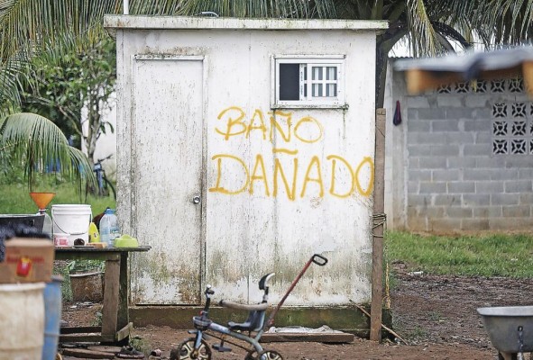 Sin agua potable ni baños dignos, la defecación ocurre a campo abierto, ante la amenaza de un brote de cólera. Sin agua potable ni baños dignos, la defecación ocurre a campo abierto, ante la amenaza de un brote de cólera.