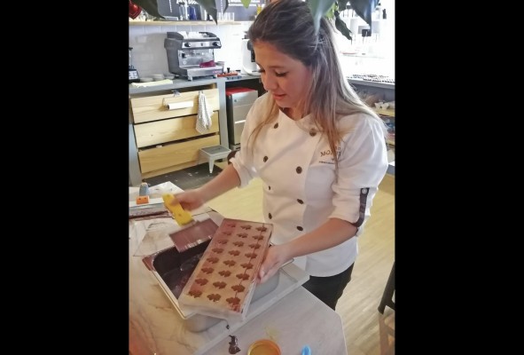 Finalmente se vierte el chocolate en los moldes, se retira el exceso y antes de llevarlos a la nevera hay que asegurarse que han salido todas las burbujas. Finalmente se vierte el chocolate en los moldes, se retira el exceso y antes de llevarlos a la nevera hay que asegurarse que han salido todas las burbujas.