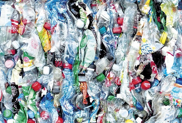 Para 2040 la cantidad de plásticos en vertederos será de 11 a 29 millones de toneladas al año. Para 2040 la cantidad de plásticos en vertederos será de 11 a 29 millones de toneladas al año.