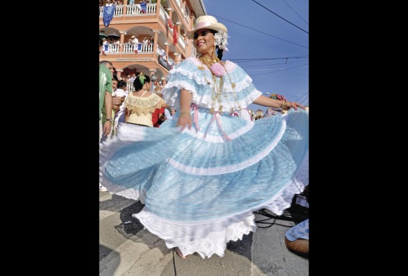 La pollera, como concepto, nació en la época colonial española, evolucionando durante la época republicana a la vestimenta típica que conocemos actualmente. La pollera, como concepto, nació en la época colonial española, evolucionando durante la época republicana a la vestimenta típica que conocemos actualmente.