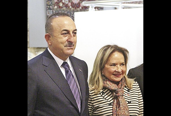 El ministro de Exteriores turco, Mevlüt Çavusoglu, junto a la embajadora de Panamá en Turquía, Mariela Sagel. El ministro de Exteriores turco, Mevlüt Çavusoglu, junto a la embajadora de Panamá en Turquía, Mariela Sagel.
