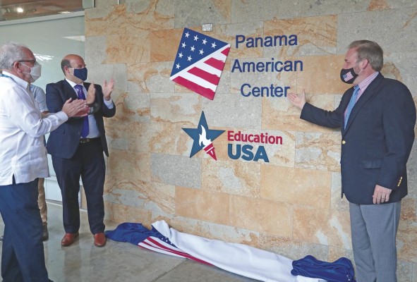 La inauguración oficial del Panama American Center contó con la presencia del Subsecretario Ethan Rosenzweig, el Encargado de Negocios de la Embajada de los Estados Unidos en Panamá Stewart Tuttle y el Presidente de la Fundación Ciudad del Saber, el Sr. Jorge Arosemena. La inauguración oficial del Panama American Center contó con la presencia del Subsecretario Ethan Rosenzweig, el Encargado de Negocios de la Embajada de los Estados Unidos en Panamá Stewart Tuttle y el Presidente de la Fundación Ciudad del Saber, el Sr. Jorge Arosemena.