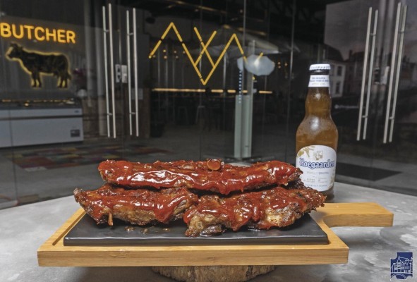 Costillas de cerdo corte St. Louis con barbacoa de la casa. Costillas de cerdo corte St. Louis con barbacoa de la casa.