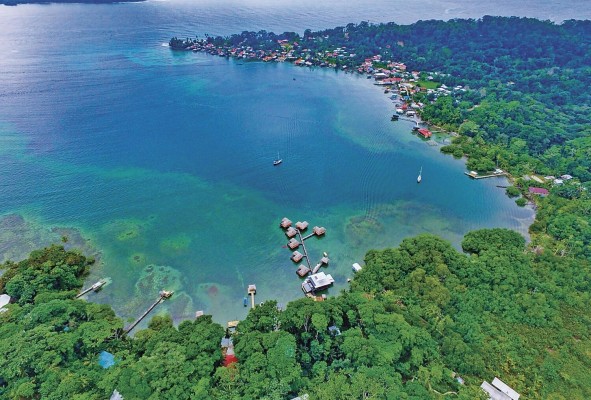 En Bocas del Toro existe una variedad de playas listas por ser descubiertas por los visitantes. En Bocas del Toro existe una variedad de playas listas por ser descubiertas por los visitantes.