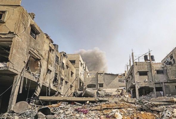 Daño provocado por un bombardeo israelí en Gaza. Daño provocado por un bombardeo israelí en Gaza.
