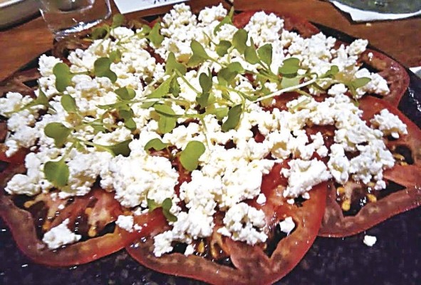 Carpaccio de tomate y queso fresco Carpaccio de tomate y queso fresco