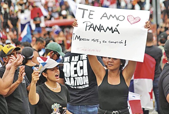 Aunque los jóvenes han participado de luchas sociales, también se ha visto una apatía de la juventud en los temas de interés nacional. Aunque los jóvenes han participado de luchas sociales, también se ha visto una apatía de la juventud en los temas de interés nacional.