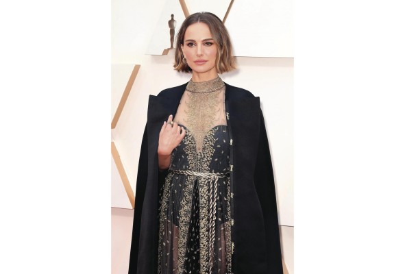 Natalie Portman, vistió de un Dior feminista a la gala. Natalie Portman, vistió de un Dior feminista a la gala.
