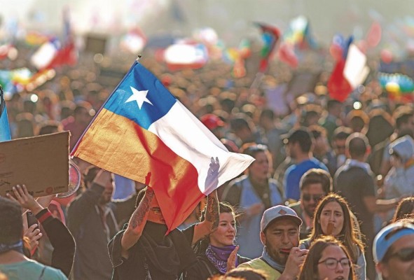 El cinco de octubre de 1988 se celebró el histórico plebiscito en que un 55.99 % de los votos se inclinaron hacia el rechazo de la continuidad de Pinochet en el poder. El cinco de octubre de 1988 se celebró el histórico plebiscito en que un 55.99 % de los votos se inclinaron hacia el rechazo de la continuidad de Pinochet en el poder.