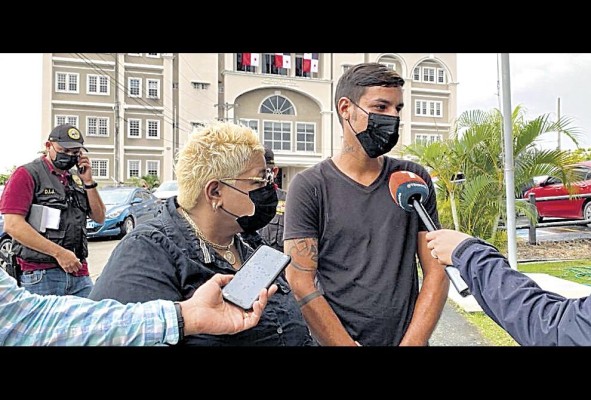 El joven Yeison Possu llega junto a su abogada a la Fiscalía Regional de San Miguelito. El joven Yeison Possu llega junto a su abogada a la Fiscalía Regional de San Miguelito.