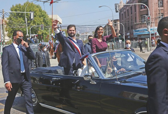 El presidente de Chile, Gabriel Boric (I), junto a la ministra del Interior, Izkia Siches (d). El presidente de Chile, Gabriel Boric (I), junto a la ministra del Interior, Izkia Siches (d).