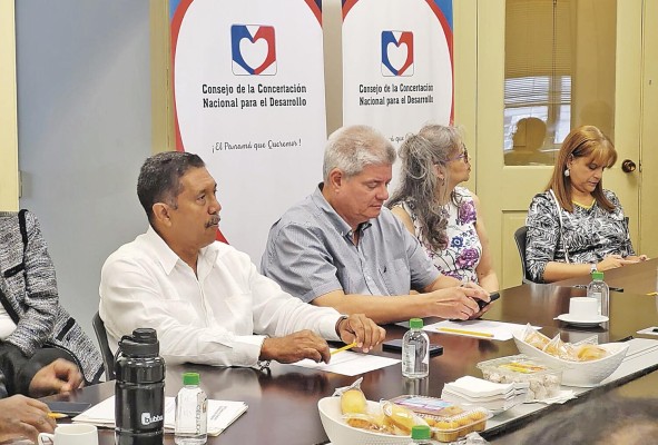 La reunión estuvo enfocada en la problemática de la basura en el país. La reunión estuvo enfocada en la problemática de la basura en el país.