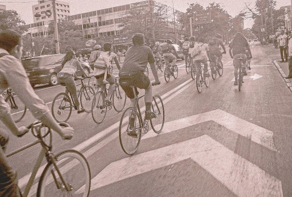 Un vehículo debe respetar la distancia de 1,5 metro para rebasar a un ciclista. Un vehículo debe respetar la distancia de 1,5 metro para rebasar a un ciclista.