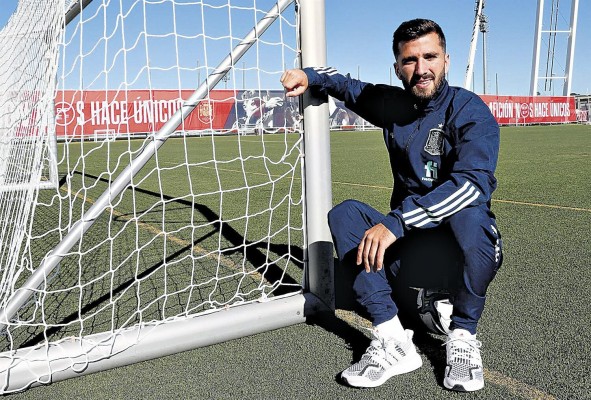 Dio sus primeros pasos en el fútbol como delantero en Pedreguer (Alicante), y con 11 años llamó la atención de los ojeadores del Valencia Club de Fútbol. Dio sus primeros pasos en el fútbol como delantero en Pedreguer (Alicante), y con 11 años llamó la atención de los ojeadores del Valencia Club de Fútbol.