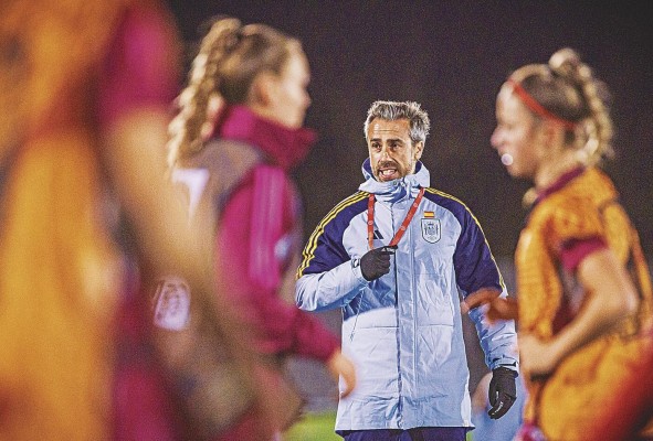 El seleccionadro nacional Jorge Vilda (c), y las internacionales españolas que compiten en el Mundial femenino de fútbol. El seleccionadro nacional Jorge Vilda (c), y las internacionales españolas que compiten en el Mundial femenino de fútbol.