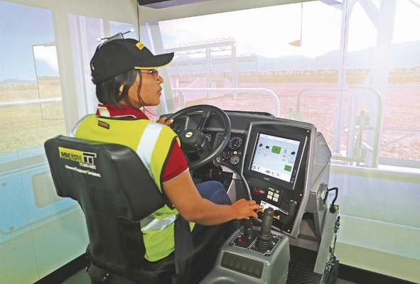 Ivanis Sánchez se capacitó en el Inadeh en el manejo de equipo pesado. Ivanis Sánchez se capacitó en el Inadeh en el manejo de equipo pesado.
