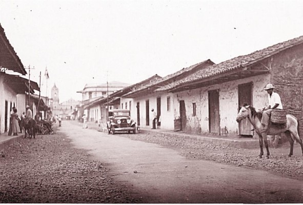 Vista de una avenida en Chitré, 1936. Vista de una avenida en Chitré, 1936.