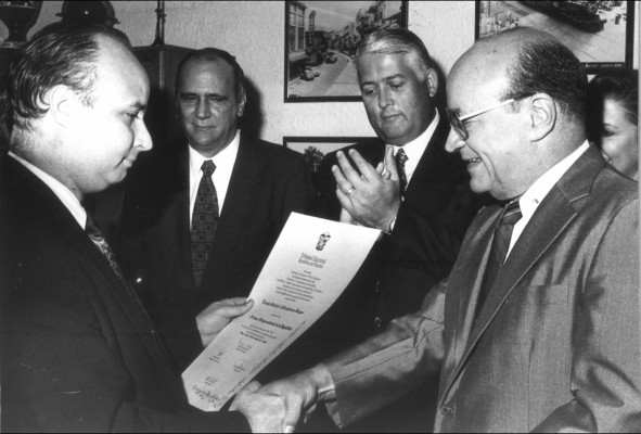 Altamirano Duque ejerció el cargo de vicepresidente de la República entre 1994 y 1999. Altamirano Duque ejerció el cargo de vicepresidente de la República entre 1994 y 1999.