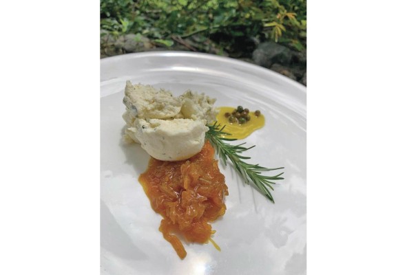 Queso tipo boursin, con mermelada de cebolla y cúrcuma Queso tipo boursin, con mermelada de cebolla y cúrcuma