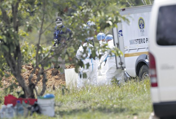 Trabajadores forenses bajan de los vehículos los cuerpos de migrantes fallecidos en un accidente de autobús el pasado mes de febrero, hoy en David. Trabajadores forenses bajan de los vehículos los cuerpos de migrantes fallecidos en un accidente de autobús el pasado mes de febrero, hoy en David.