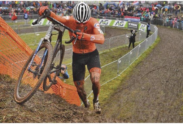 Poel fue campeón del mundo en 2015 y 2019. Poel fue campeón del mundo en 2015 y 2019.