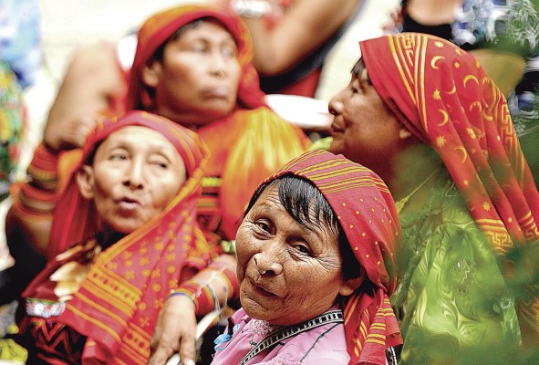 Existen siete pueblos indígenas, ubicados en cinco comarcas, que abarcan una extensión territorial de 1,7 millones de hectáreas. Existen siete pueblos indígenas, ubicados en cinco comarcas, que abarcan una extensión territorial de 1,7 millones de hectáreas.