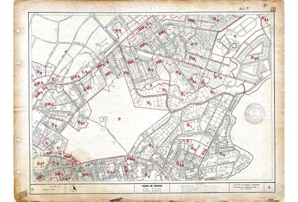 Sección del plano de zonificación de la ciudad de Panamá publicado en 1965 por el IVU. En este se puede apreciar en letras rojas los distintos códigos de uso asignados para parte del corregimiento de San Francisco. Esta sería la primera norma de zonificación aprobada en el país. Sección del plano de zonificación de la ciudad de Panamá publicado en 1965 por el IVU. En este se puede apreciar en letras rojas los distintos códigos de uso asignados para parte del corregimiento de San Francisco. Esta sería la primera norma de zonificación aprobada en el país.