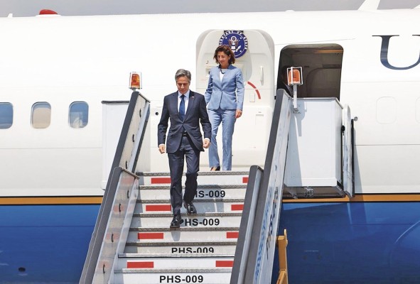 El secretario de Estado de Estados Unidos, Antony Blinken (frente), a su llegada a la ciudad de México (México). El secretario de Estado de Estados Unidos, Antony Blinken (frente), a su llegada a la ciudad de México (México).