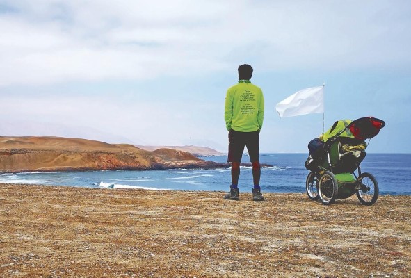 Desde muy joven, Mulget Amaru se propuso correr por la paz mundial a través del continente. Desde muy joven, Mulget Amaru se propuso correr por la paz mundial a través del continente.