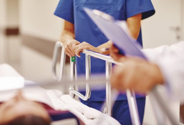 El estado de salud de la paciente se fue agravando en el hospital, ya que no buscó atención oportuna tras ser mordida el 15 de julio pasado en la mano izquierda por un perro desconocido. El estado de salud de la paciente se fue agravando en el hospital, ya que no buscó atención oportuna tras ser mordida el 15 de julio pasado en la mano izquierda por un perro desconocido.