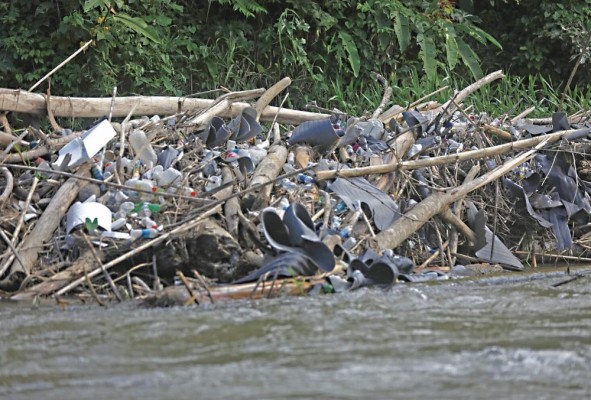 En el río Tuquesa es frecuente encontrarse bancos de basura compuesta por desechos: bolsas de plástico, colchonetas, lona, telas, carpas, mochilas. Gran parte de esta basura proviene de la selva, cuando azotan las lluvias arrastran el material al río En el río Tuquesa es frecuente encontrarse bancos de basura compuesta por desechos: bolsas de plástico, colchonetas, lona, telas, carpas, mochilas. Gran parte de esta basura proviene de la selva, cuando azotan las lluvias arrastran el material al río