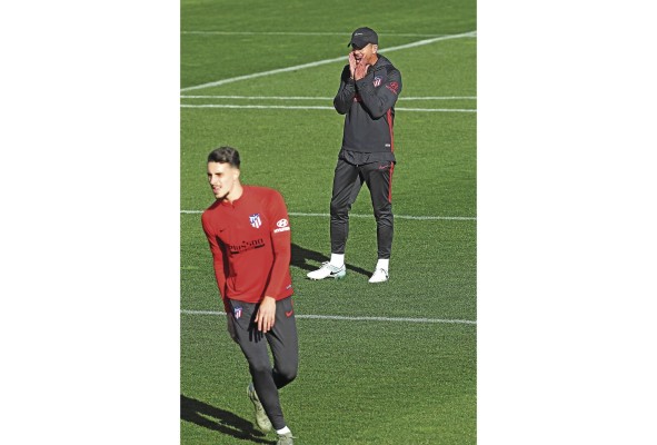 Simeone (d) entrena en Majadahonda. Simeone (d) entrena en Majadahonda.