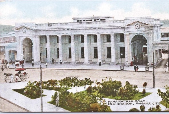 Tercera estación del ferrocarril con el nuevo parque construido. Nótese que aún el monumento en honor al incidente de El Polvorín no había sido erigido y la plaza no había sido bautizada con su nombre actual. Tercera estación del ferrocarril con el nuevo parque construido. Nótese que aún el monumento en honor al incidente de El Polvorín no había sido erigido y la plaza no había sido bautizada con su nombre actual.